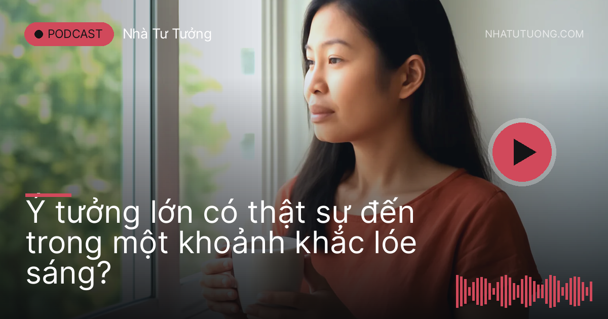 Người phụ nữ cầm tách cà phê dừng lại suy nghĩ bên cửa sổ buổi sáng