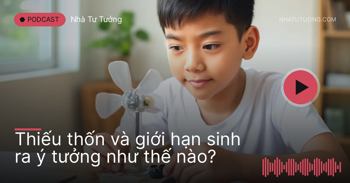 Học sinh làm quạt từ bìa các tông và chai nhựa trên bàn trong nhà
