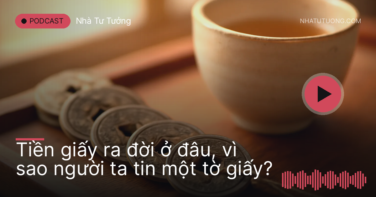 Xâu tiền đồng cổ đặt trên khay gỗ