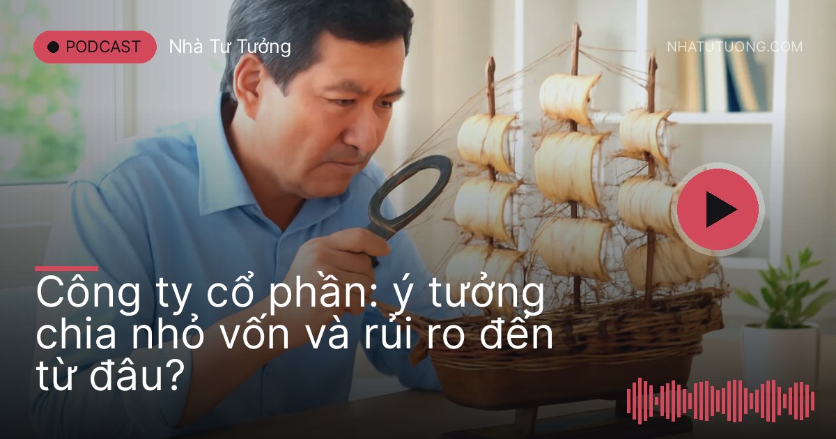 Người đàn ông ngắm mô hình thuyền buồm gỗ trên bàn làm việc