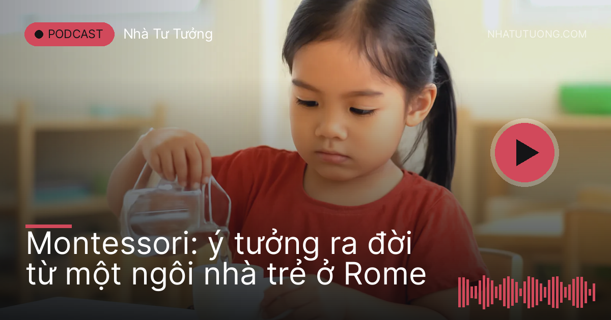 Bé gái rót nước từ bình nhỏ bên kệ thấp trong lớp học