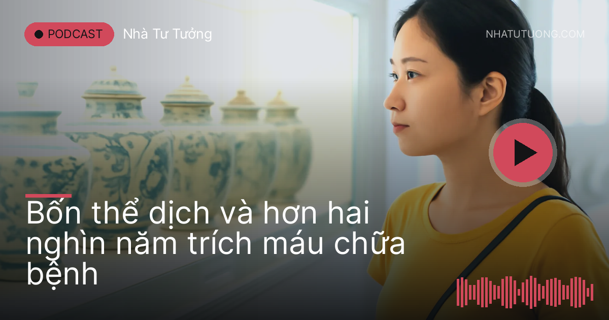 Khách tham quan bảo tàng ngắm dãy lọ thuốc gốm cổ