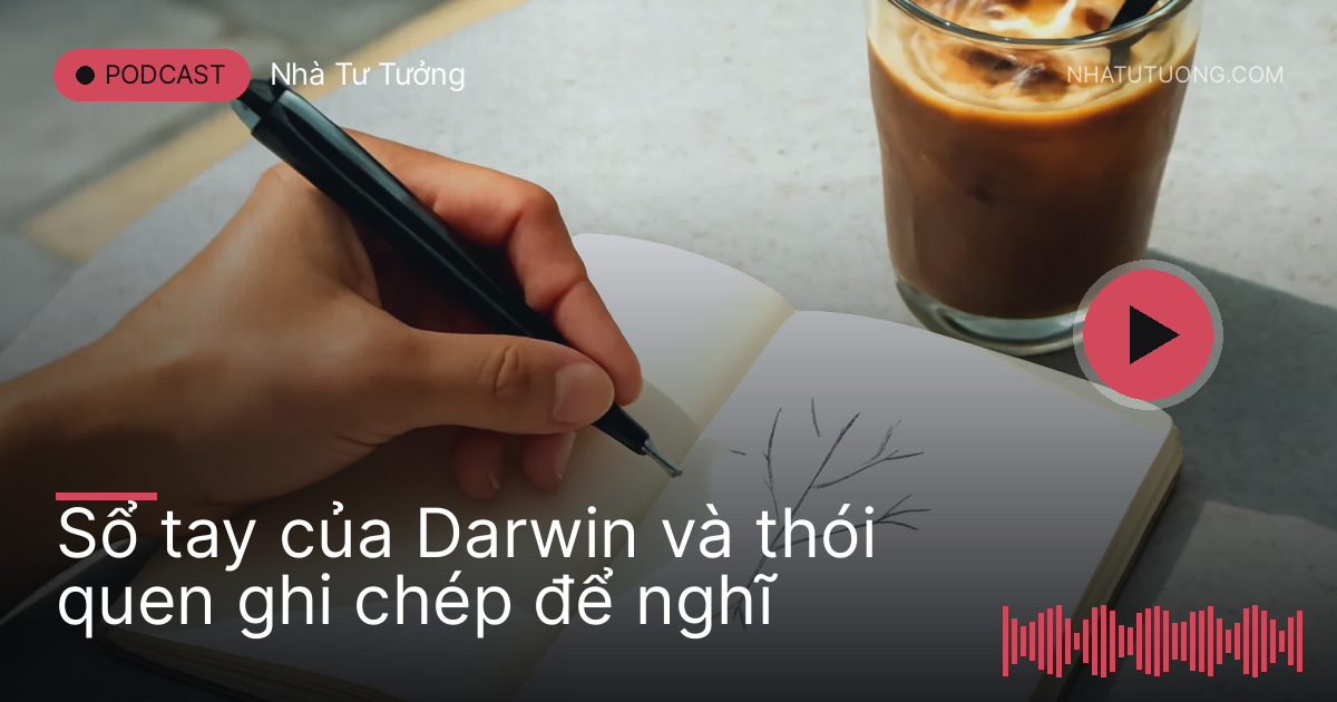 Bàn tay vẽ sơ đồ nhánh cây trong sổ ở quán cà phê ngoài trời
