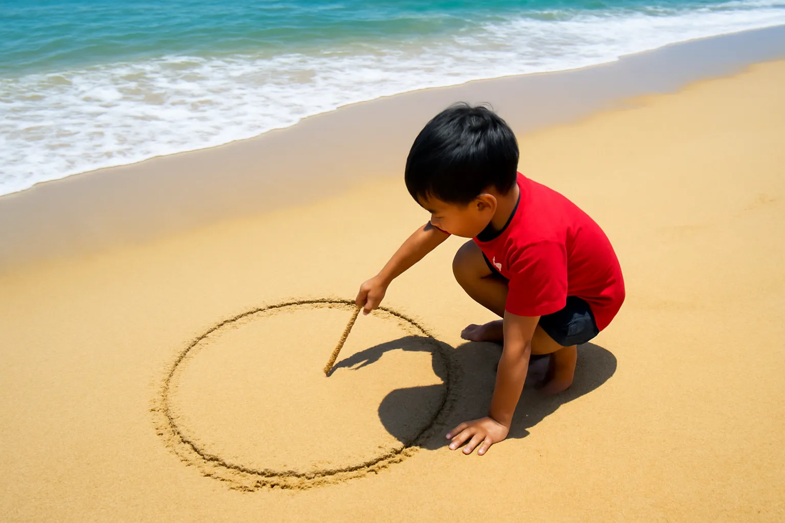 Em bé dùng que vẽ vòng tròn trên bãi cát
